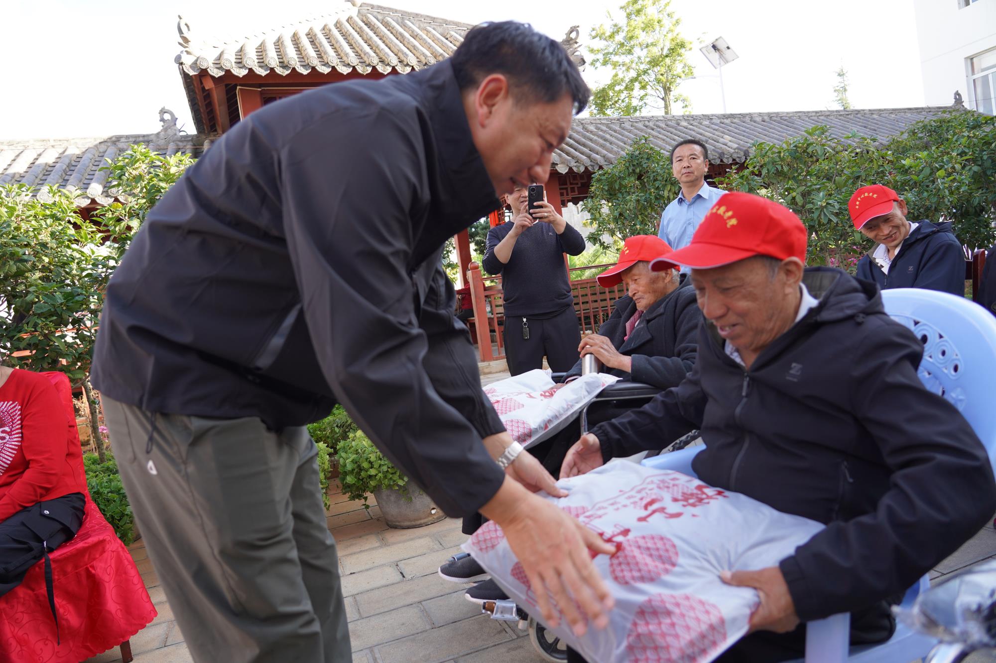 云南祥云縣云南驛鎮(zhèn)開(kāi)展走訪慰問(wèn)敬老院老人活動(dòng)